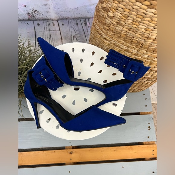 Blink Pointed High Heels in Cobalt Blue
Size:10 - Picture 7 of 10